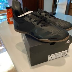 Men’s Adidas Predator 20 . 4 in sala